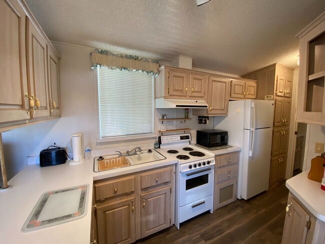 Building Photo - 55+ Park Town Home!