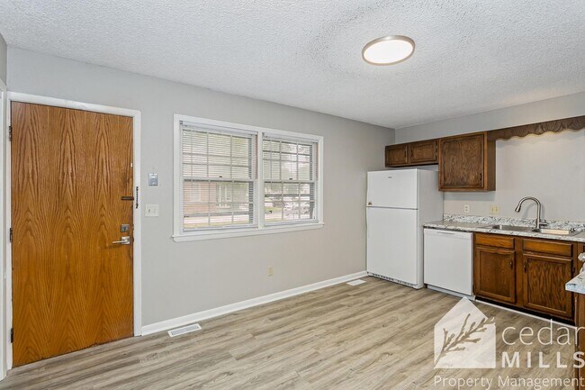 Building Photo - Spacious 2 Bedroom Duplex!