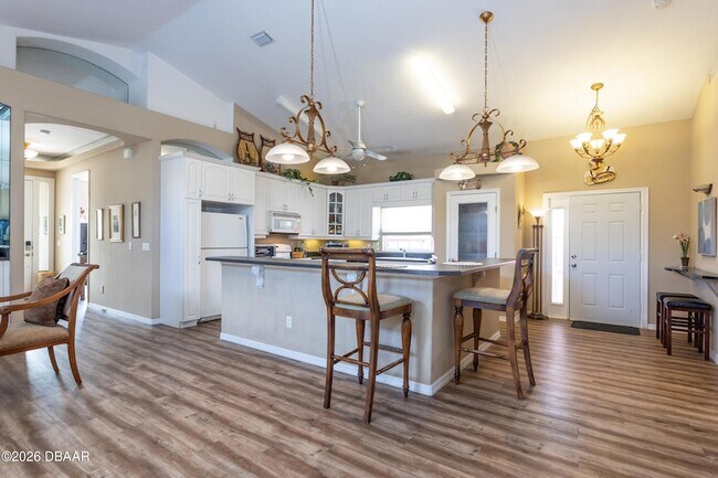 Building Photo - 497 Grandview Ave