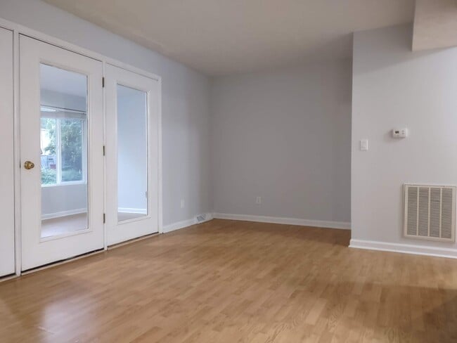 Building Photo - 2 bedroom 1.5 bath condo near ETSU