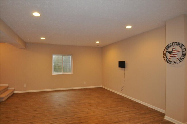 Building Photo - 2556 Diamond Lake Dr
