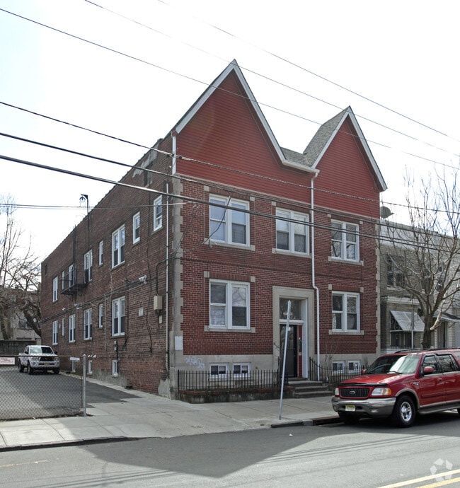 Primary Photo - 287-289 Lake St