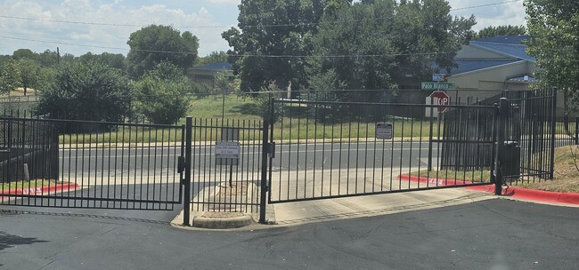 Building Photo - 5501 Bradford Pear Ln