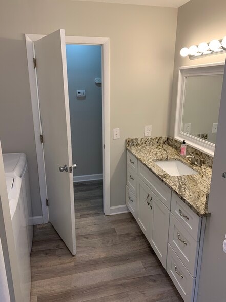 Updated full bath - 702 N Lee St