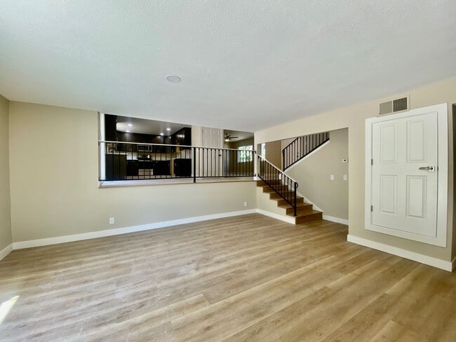 Building Photo - RECENTLY RENOVATED 4 BED, 2.5 BATH HOME ON CORNER LOT