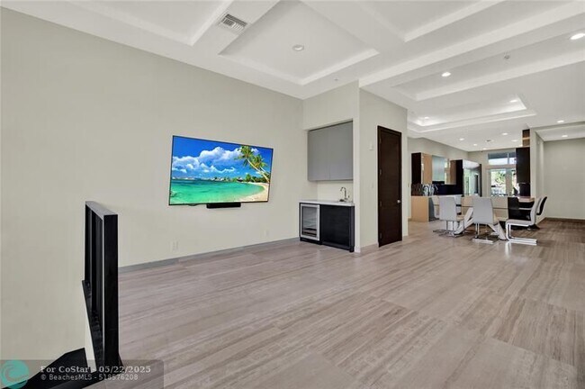 Building Photo - 425 N Ocean Blvd