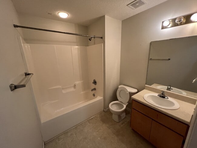 Building Photo - Apartment For Rent