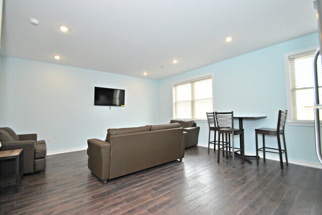 Primary Photo - 1532-36 Ingersoll St