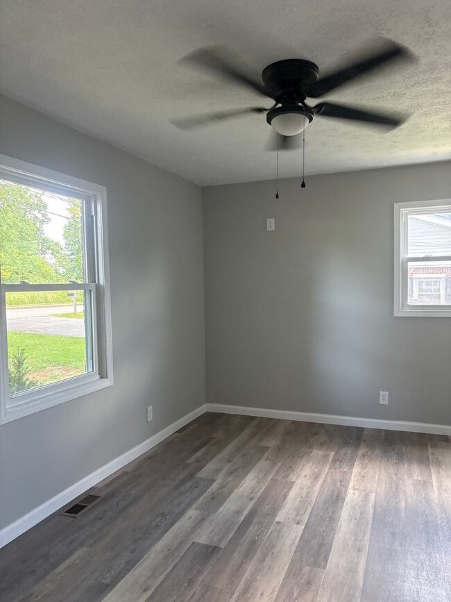 Building Photo - 3 Bedroom 2 Bath 1 Car Garage