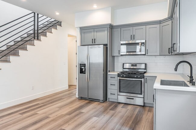 Building Photo - Beautiful Spacious Modern 3 Bedroom Townhome Available Now!