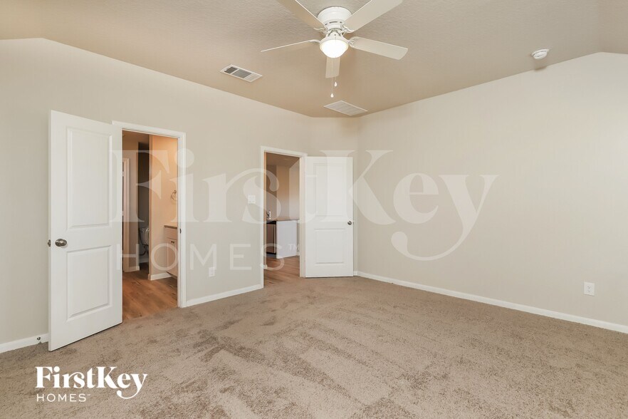 Building Photo - 9984 Sarrebourg St