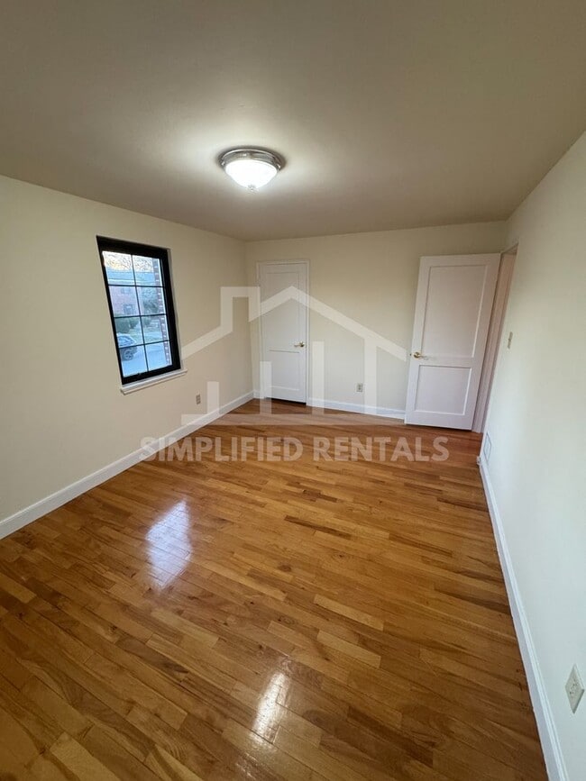 Building Photo - 2 Bedrooms 1 bathroom Unit available in Wa...