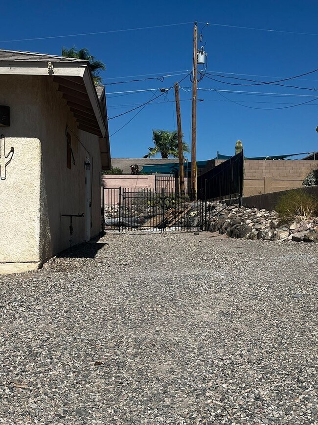 Building Photo - 3 Bedroom - 2 Bath - POOL HOME