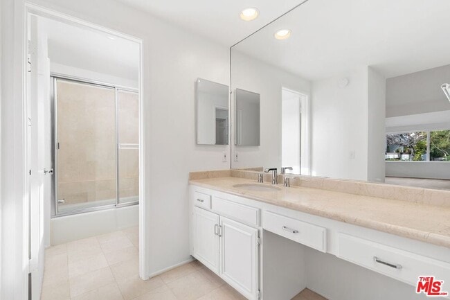 Building Photo - 1550 Palisades Dr