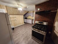 Building Photo - Versatile 2 Bd 1 Bath Top Floor Available ...