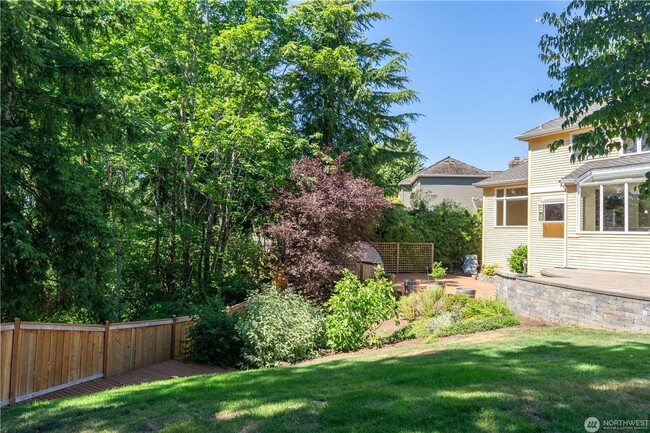 Building Photo - 4B/2.5Ba Bellevue House