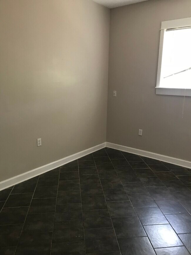 Building Photo - 5547 Woodlawn Pl