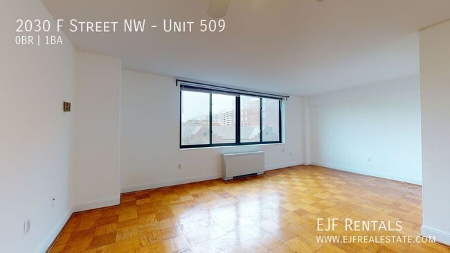 Building Photo - Bright, efficiency w Full Kitchen, Pool, 2...