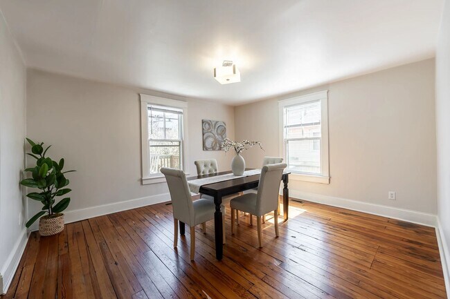 Building Photo - Walk to Main Street Restaurants and Downtown! Charming home, just like grandma's house!