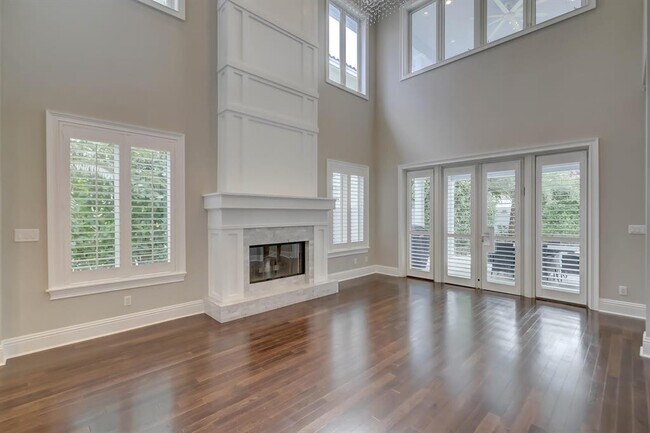 Building Photo - 425 NE 11th Ave