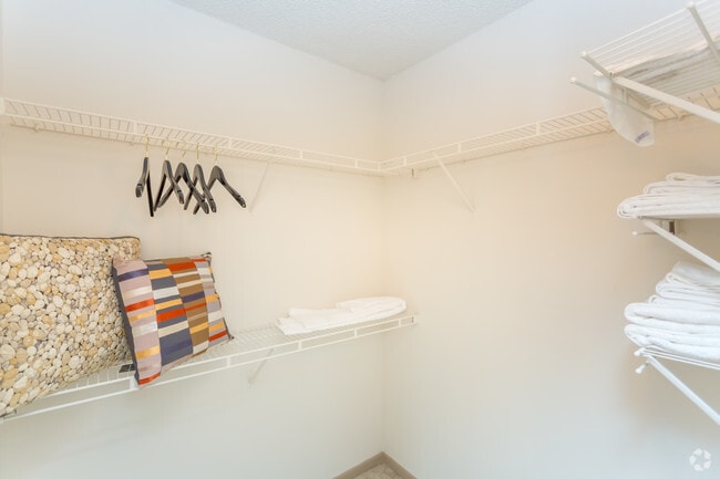 Closet - Camden Aventura