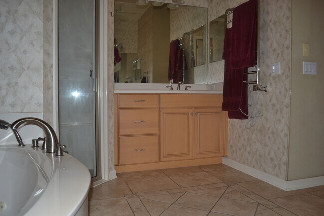 Building Photo - 3813 SW 91st Dr