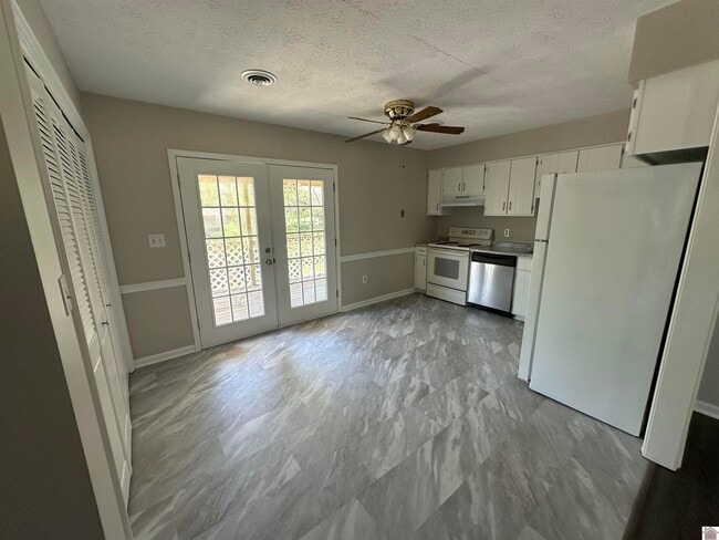Building Photo - 210 Walnut Dr