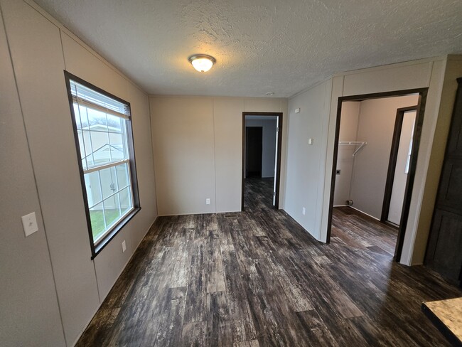 Building Photo - 6001 E Maple