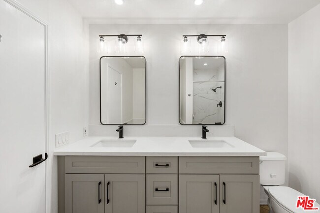 Building Photo - 310 Tahiti Way