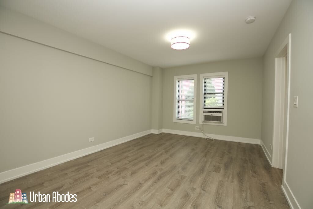 Building Photo - 535 W Belmont Ave