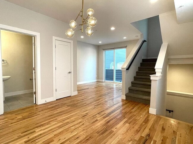 Building Photo - 2 Bedroom 2 Full Bathrooms and 2 Half Bath...