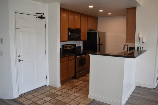 Modern kitchen - 7120 Shoreline Dr