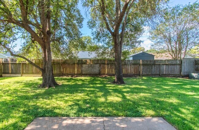 Building Photo - 462 Capehill Dr