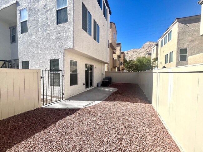 Building Photo - **$800 OFF MOVE IN BY 11/14/25**Spacious T...