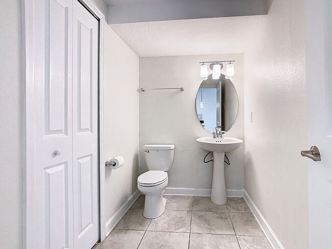 Building Photo - Two Story townhome in Storey Lake  community