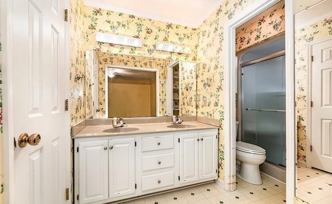 Building Photo - Charming ranch home 3 bedrooms and 2 bathrooms in Burlington w/ 5 garage spaces.