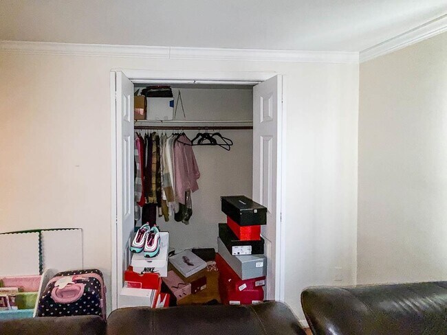 Building Photo - 57 Suburbia Ct