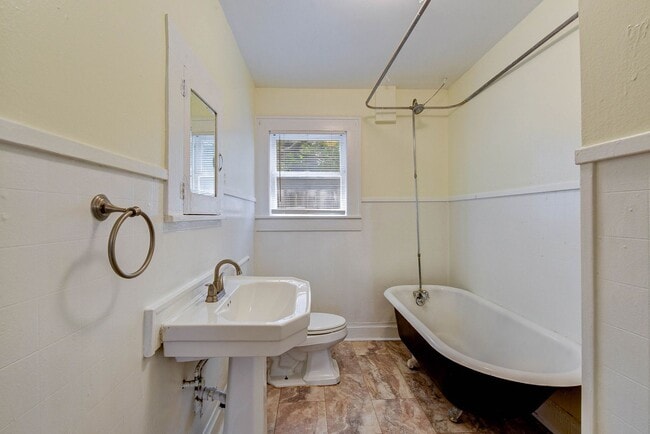Building Photo - Charming 3-Bedroom Cottage in The Heights
