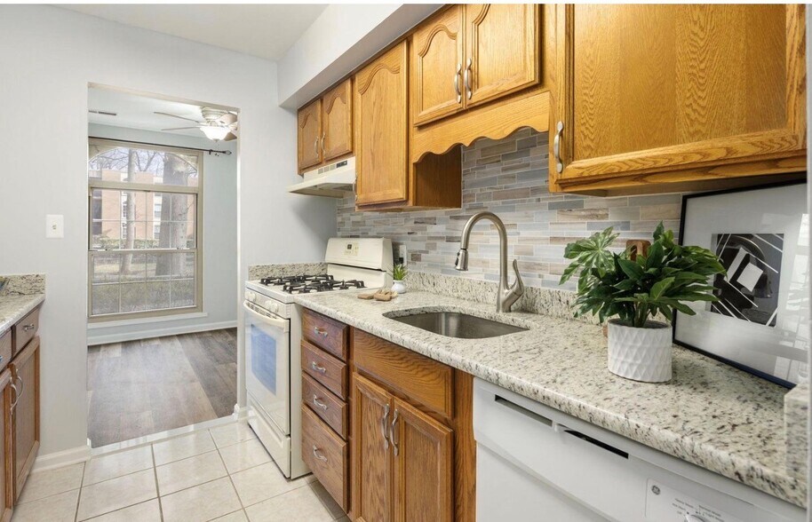 kitchen with granite counter tops - 3354 Woodburn Rd