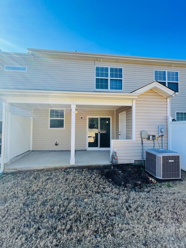 Building Photo - Beautiful Townhome in Catawba Village