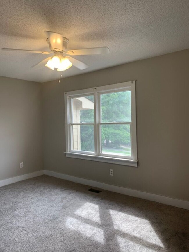 Building Photo - 118-122