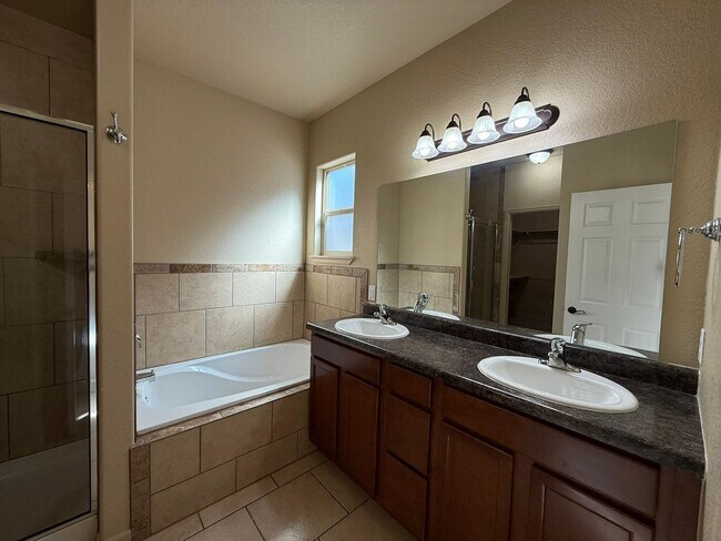 Building Photo - Beautiful 4 bedroom, 2 bath, 3 car garage ...