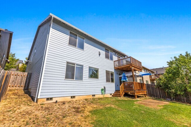 Building Photo - 5-bed, 3-bath Home in Scenic West Salem