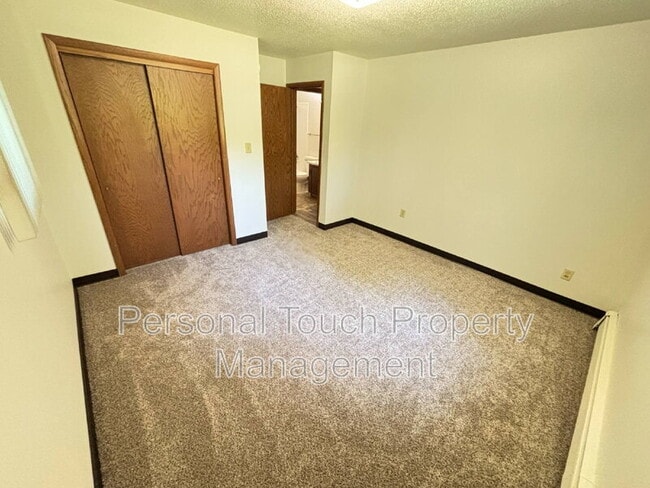 Building Photo - 320 6th St S