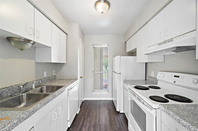 Building Photo - 2202 16th Ave N