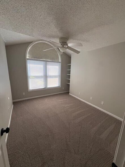 Building Photo - 118 W Victoria Ct