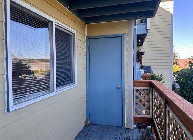 Building Photo - 537 NE Ellis Way