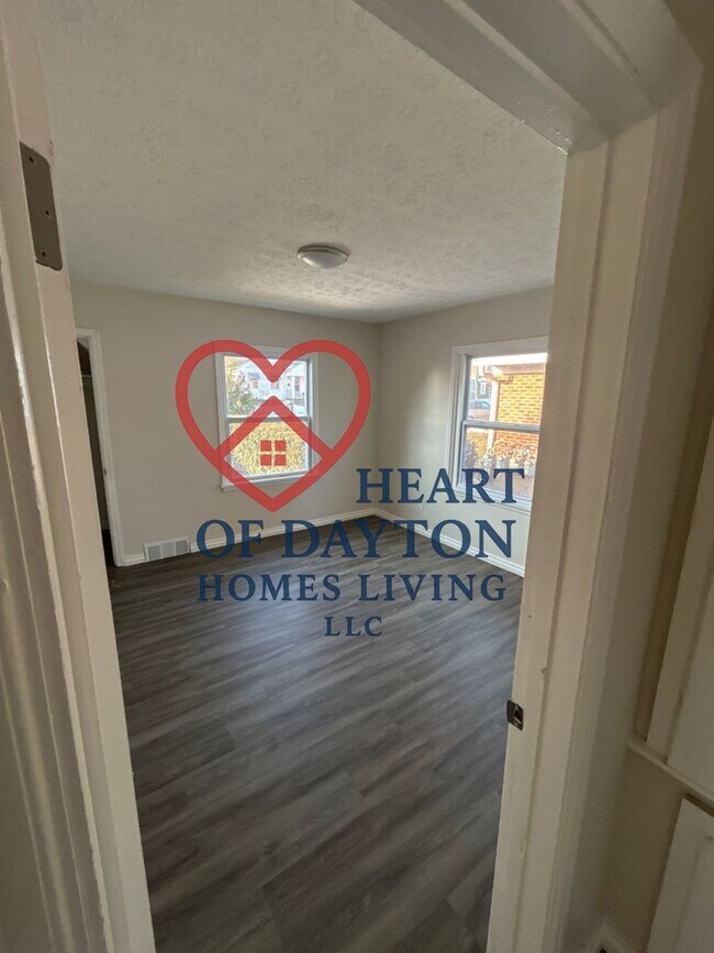 Building Photo - NEWLY RENOVATED 3BR/1BA