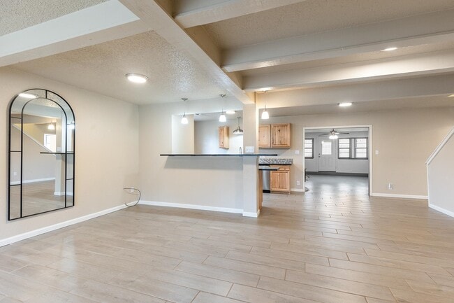 Building Photo - 400 N River Oaks Dr