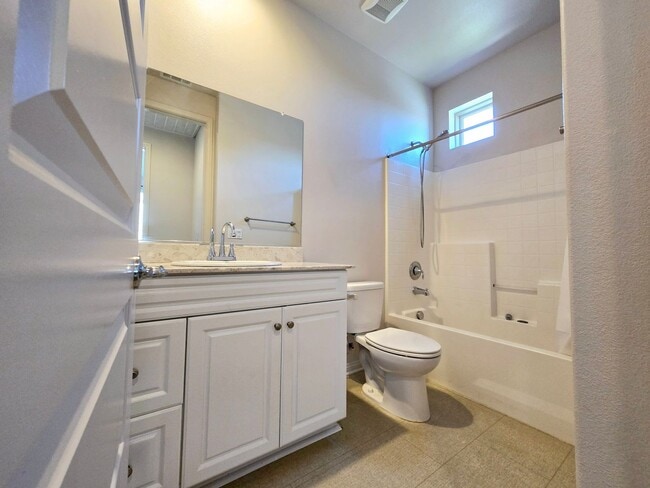 Building Photo - Tri-level Townhome in Prime Fullerton Location!